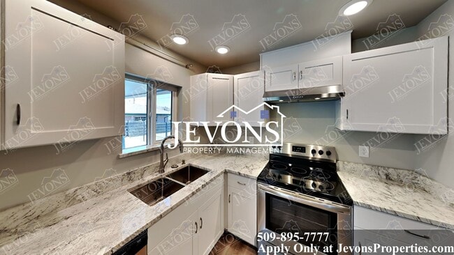 Building Photo - Explore this attractive property in Yakima with 3 bedrooms and 1 bathroom