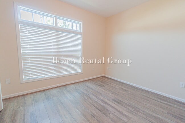 Building Photo - 3 Bedroom End Unit w/ Screened-In Balcony