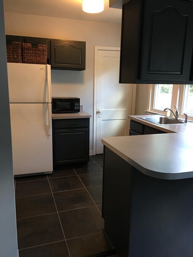 Building Photo - 401 E Cambourne St