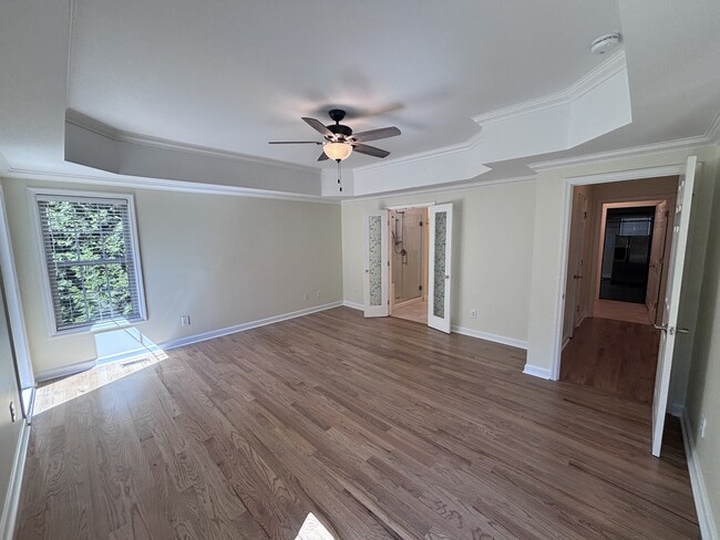 Building Photo - 105 Lake View Dr E