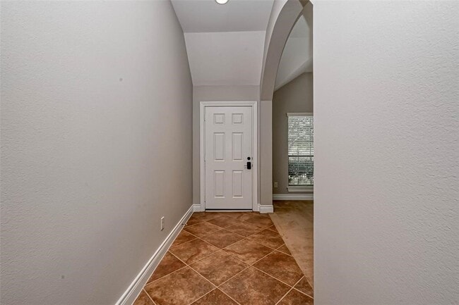 Building Photo - 5523 Stoneridge Ct