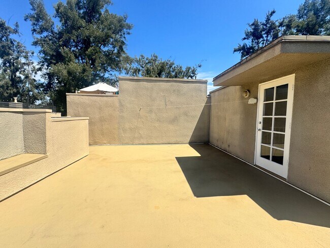 Building Photo - Riverside Villas