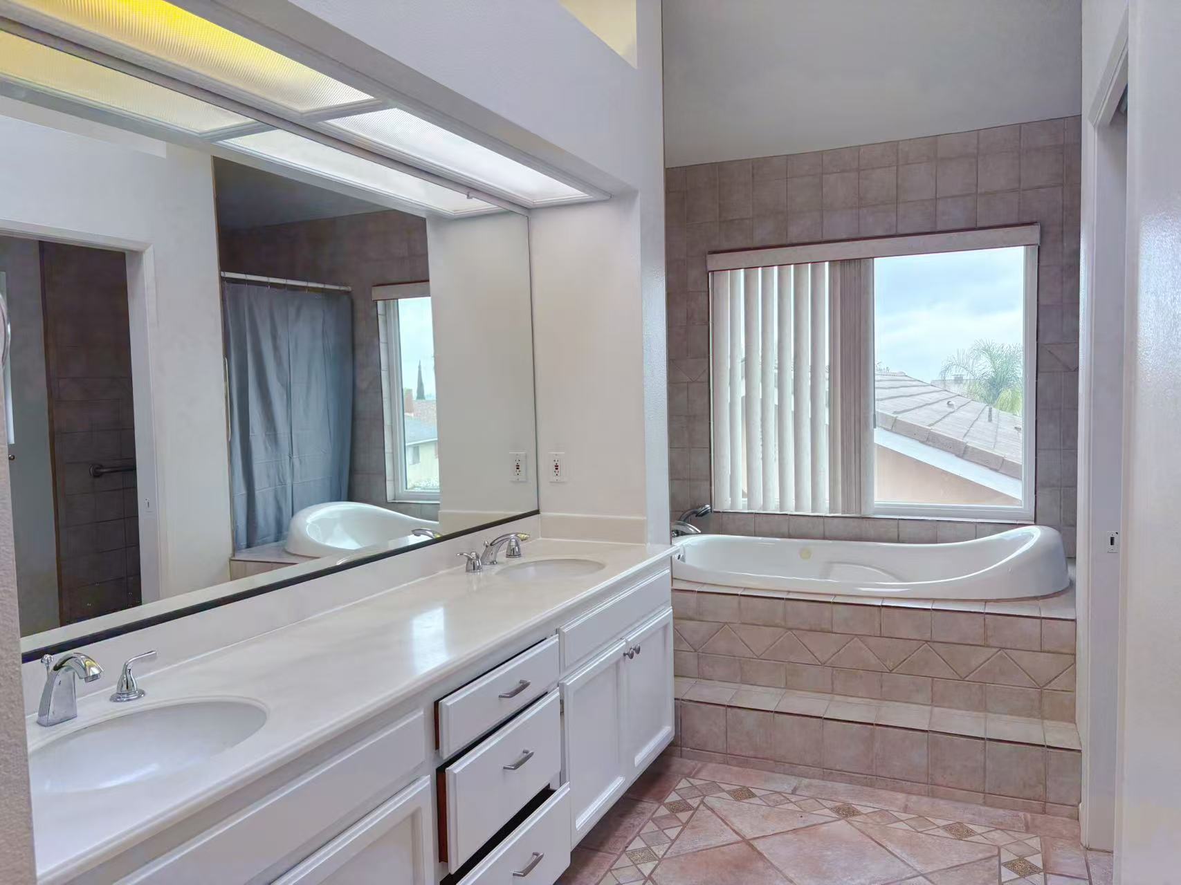 Master bathroom view #2 - 2180 Nadula Dr