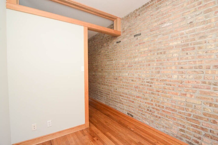 Building Photo - 726 W Addison St