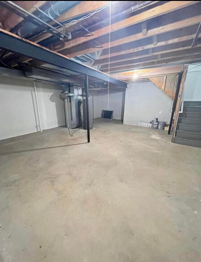 Building Photo - 3112 Village Cir N