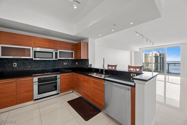 Building Photo - 3000 Oasis Grand Blvd