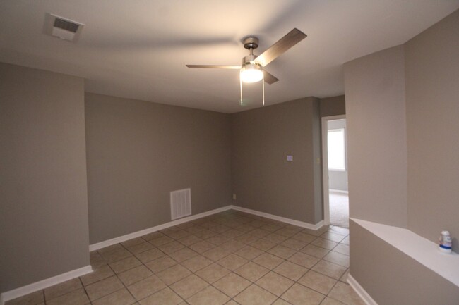 Building Photo - 3 bed 1 bath duplex with almost 1400 sqft ...