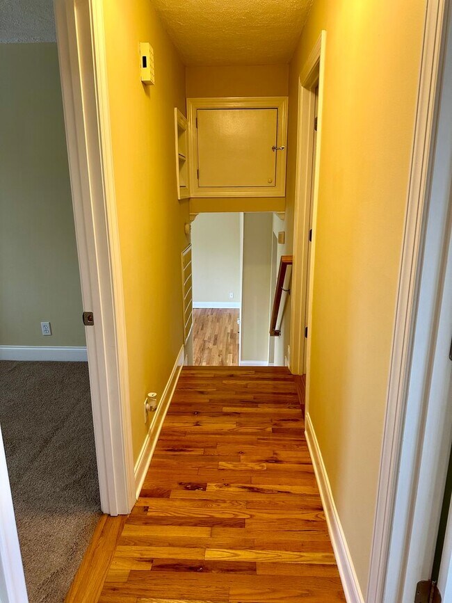 Building Photo - 3  bedroom 1.5 bath now available in Oolte...