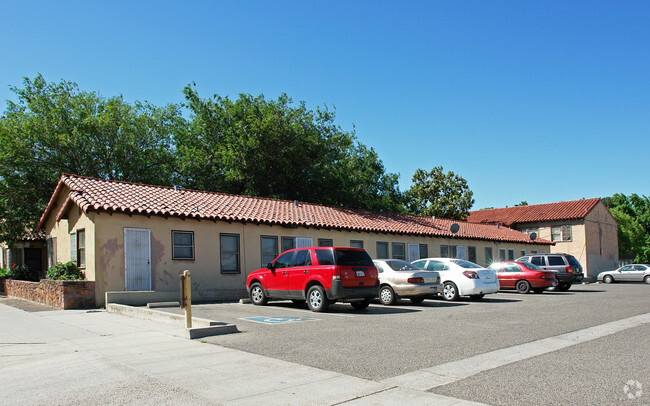 Building Photo - Royal Court Apartments