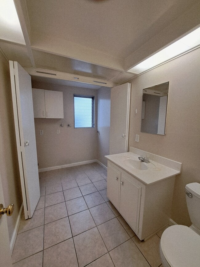 Building Photo - 4339 W Sarah St