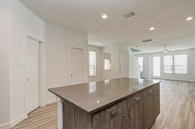 Building Photo - 482 S Centro Cir