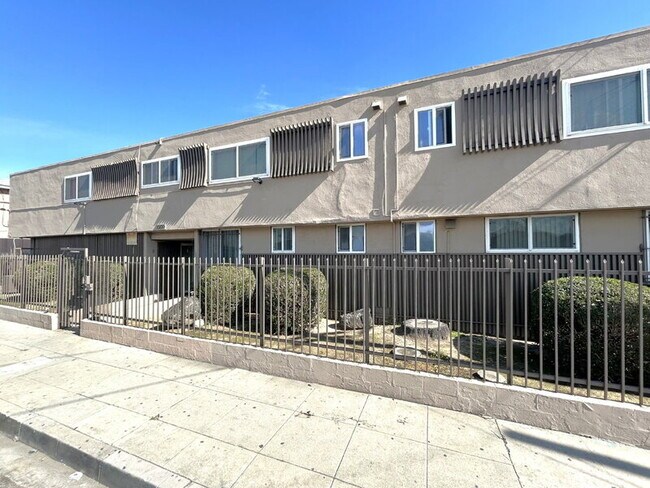 Primary Photo - 10130 S Inglewood Ave