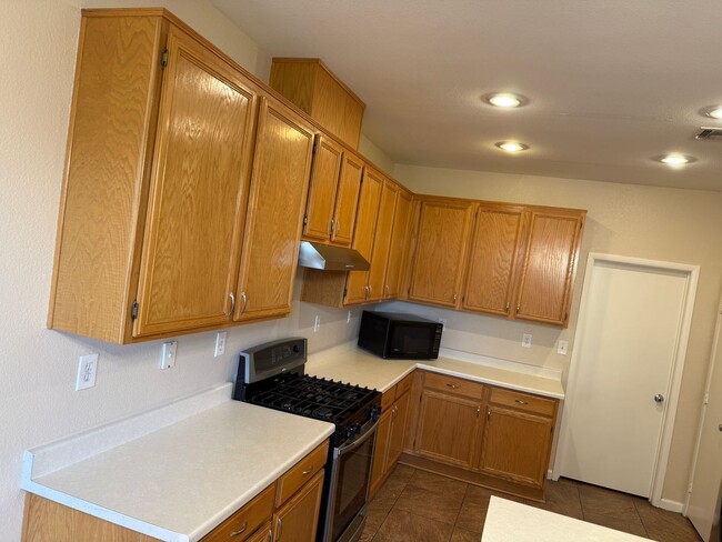 Building Photo - Cute Two Story Gated Townhome In Trilogy!