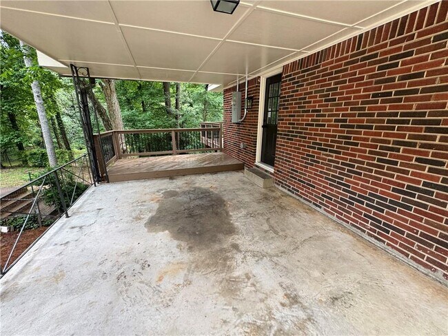 Building Photo - 2647 Warwick Cir NE