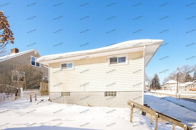 Building Photo - 2365 Pelton Ave