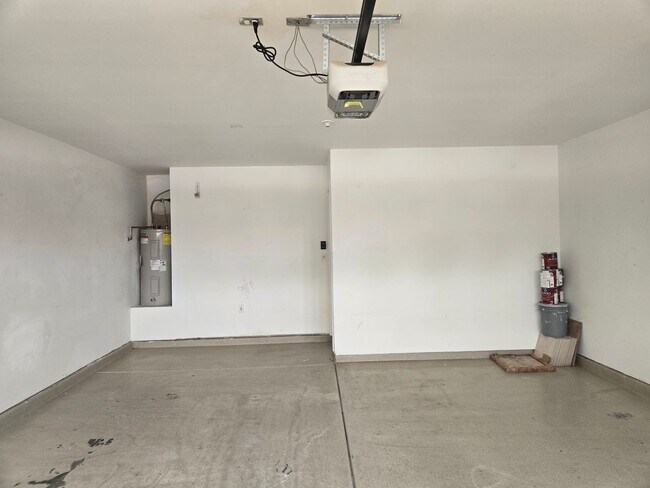 Building Photo - 3 bed, 2 bath in Surprise