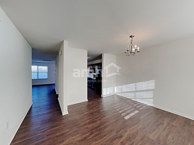 Building Photo - 6236 Leslie Dr