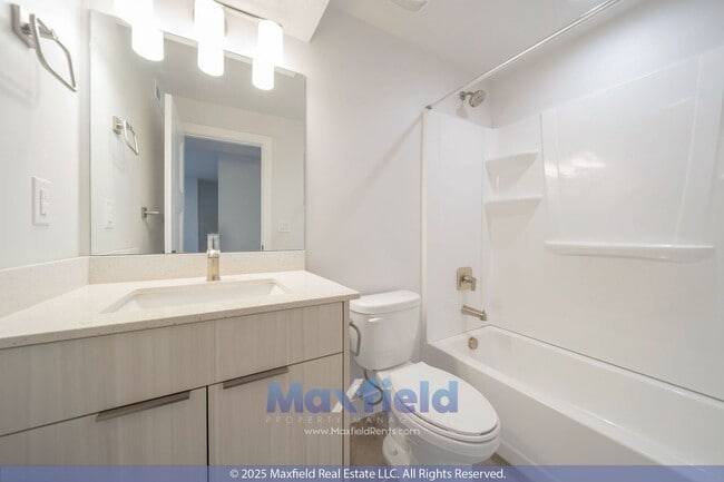 Building Photo - Spacious Twin Home - EV friendly - North S...