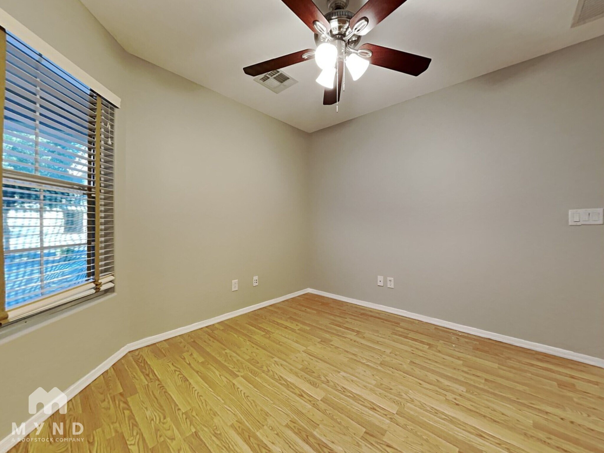 Building Photo - 1423 E Poncho Ln
