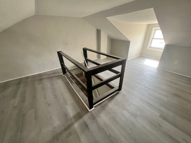 Building Photo - 4 Bedroom | 1 Bath