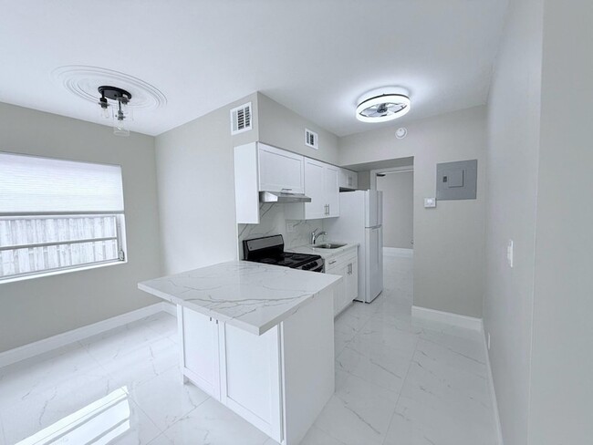 Building Photo - 2725 Middle River Dr