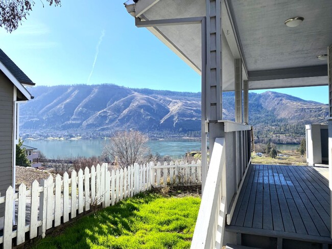 Building Photo - Quiet Duplex Overlooking the River