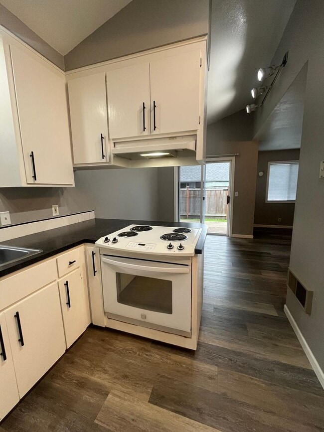 Building Photo - 2-Bedroom 1 1/2-Bathroom townhouse style d...