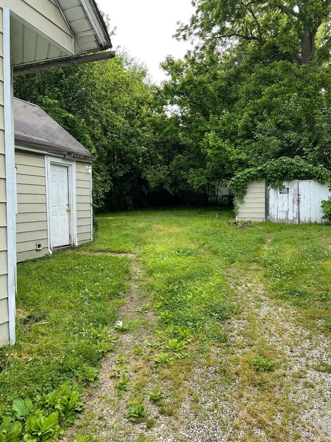 Building Photo - 1 Bed 1 Bath House with bonus room-Available Now