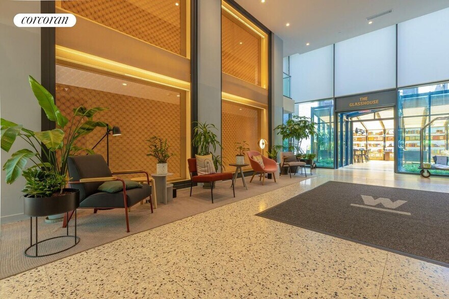 Building Photo - 547 W 47th St