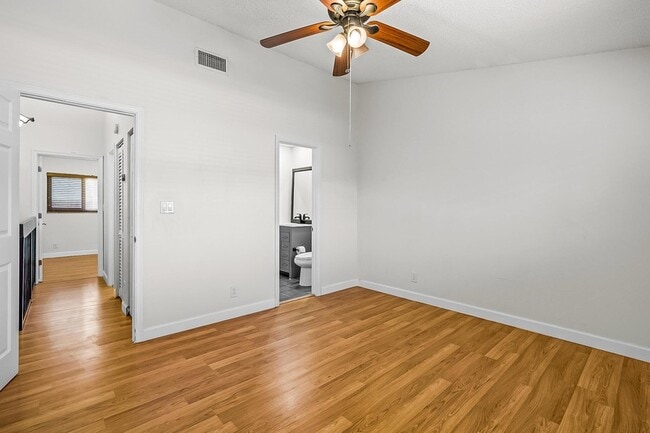 Building Photo - 2700 S Oakland Forest Dr