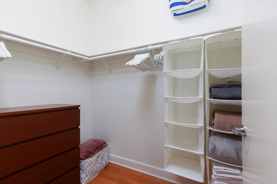 Building Photo - 1050 Island Ave