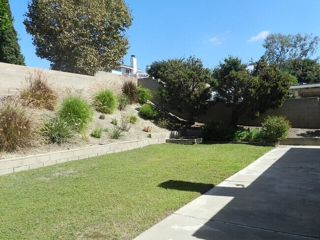 Building Photo - WONDERFUL SINGLE STORY HOUSE WITH LARGE YARD, GREAT LOCATION!