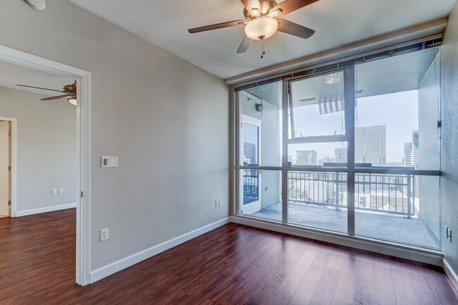 Building Photo - 300 W Beech St