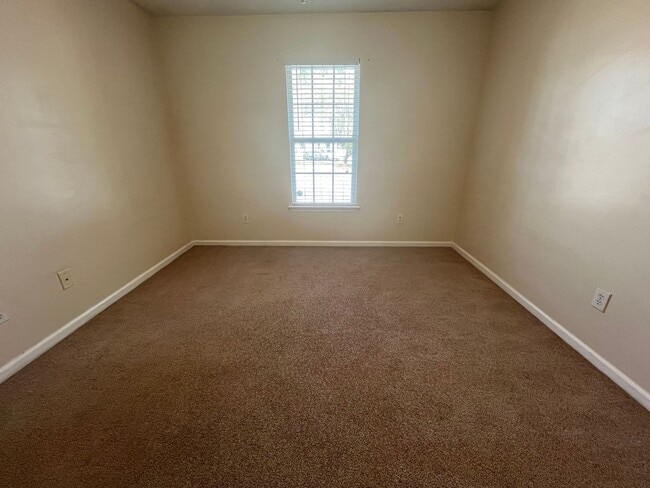 Building Photo - End Unit Townhouse, 3 Bed, 3 Bath