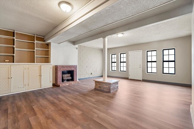 Building Photo - Spacious 4 Bed / 2 Bath Home