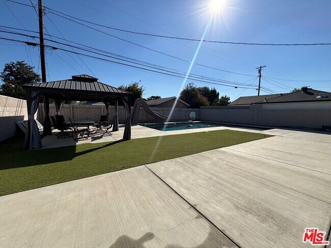 Building Photo - 10148 Gothic Ave