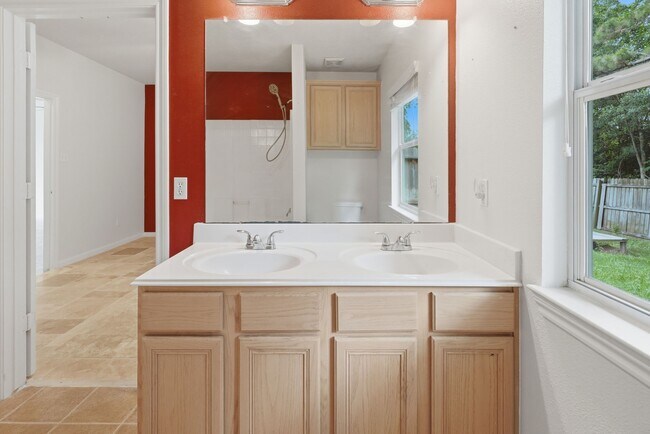 Building Photo - 1004 Oak Glen Dr