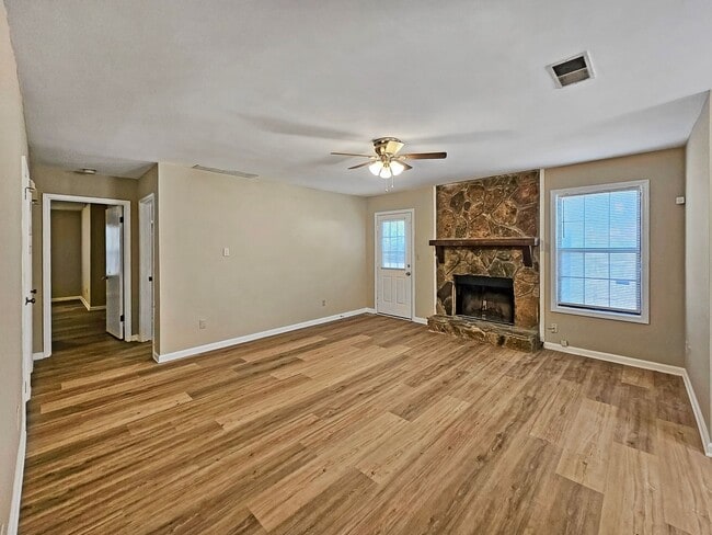 Building Photo - Recently Updated 2/2.5 Flat in Duplex Building