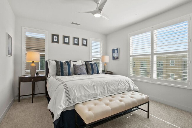 Building Photo - Luxurious Furnished Poolside Penthouse With Ocean Views!