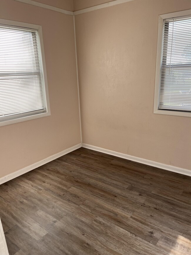 Building Photo - 5105 Hollycrest Dr