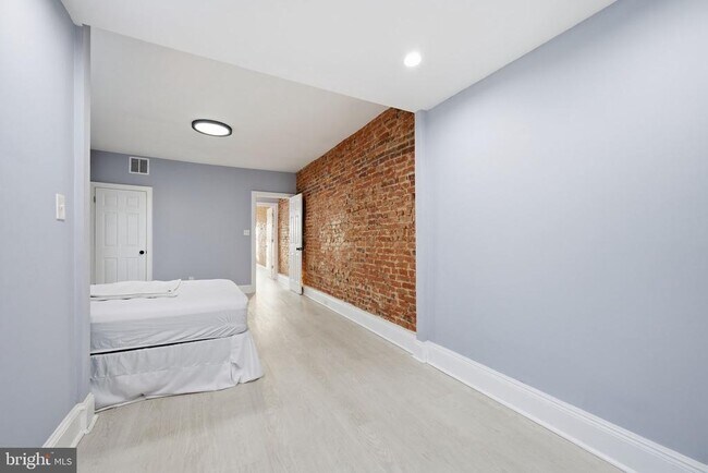 Building Photo - 1015 Riverside Ave