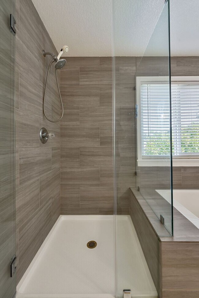 Building Photo - Spacious 4-Bedroom Home, Beautifully Maint...