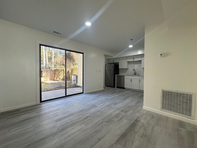 Building Photo - 320 Myrtlewood Cir