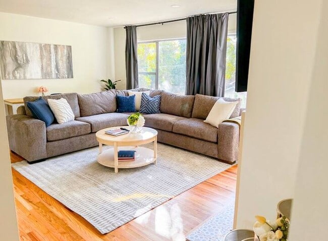 Building Photo - Modern 4 bed/2 bath with Mountain Views and a Fenced Backyard