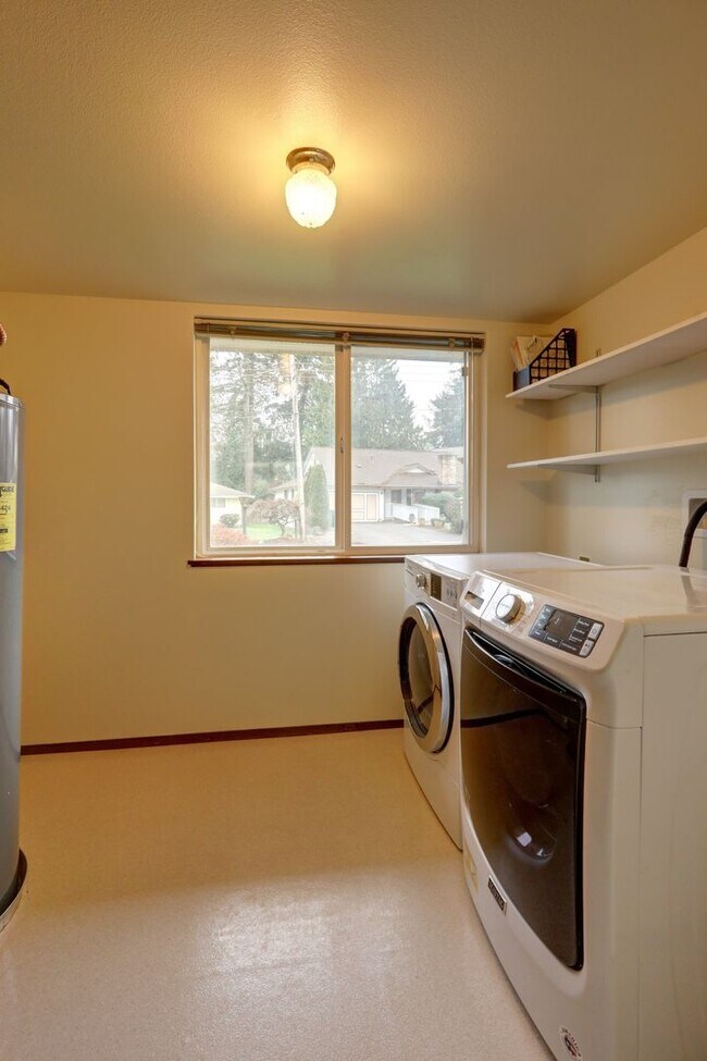 Building Photo - Bright spacious 4-bedroom 2.5 bath home in Bellevue