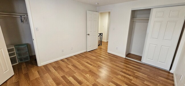 Building Photo - 3 Bed 2 bath Park Terrace Town Home FOR RENT