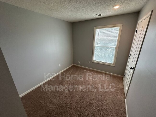 Building Photo - 821 N Evergreen St