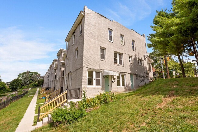 Building Photo - MOVE IN NOV 1ST! This BEAUTIFUL 1-bedroom ...