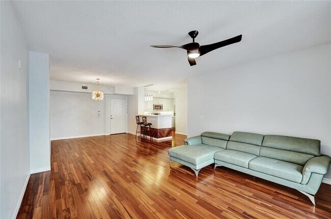 Building Photo - 2421 NE 65th St