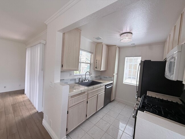 Building Photo - 10888 Aderman Ave